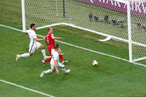 Игра сборных России и Новой Зеландии. Футбол. Игра у ворот команды Новой Зеландии. Полузащитник сборной России Денис Глушаков забивает первый гол на Кубке конфедераций в России.  Фотограф на спортивное мероприятие Дмитрий Фуфаев.