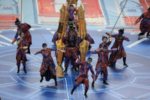 Время запускается вспять, механизм начинает движение, часы спешат в прошлое. Корабль с путешественниками отправляется в Петербург 19 века. Фотограф Дмитрий Фуфаев.