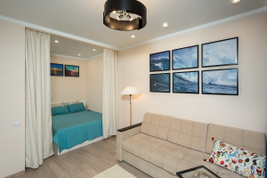 Жилая комната в морском стиле. Морские картины в интерьере. Зона спальни в однокомнатной квартире. Фотосъемка недвижимости и интерьеров.Фотограф Дмитрий Фуфаев.