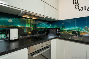 Светлый кухонный гарнитур с фото фартуком. Фотосъемка однокомнатной квартиры. Фотограф Дмитрий Фуфаев - фотосъемка интерьеров и недвижимости.