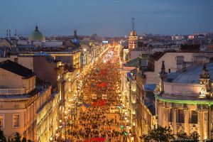 Праздничное шествие выпускников по Невскому проспекту. Фотограф Дмитрий Фуфаев.