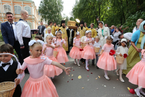 Прощание с мощами Святителя Николая Чудотворца в Александро - Невской лавре. Фотограф Дмитрий Фуфаев.