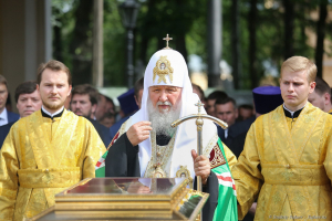 Прощание с мощами Святителя Николая Чудотворца в Александро - Невской лавре. Ковчег с мощами. Святейший Патриарх Кирилл. Фотограф Дмитрий Фуфаев.