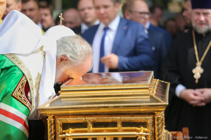 Святейший Патриарх Кирилл. Прощание с мощами Святителя Николая Чудотворца в Александро - Невской лавре. Ковчег с мощами.. Фотограф Дмитрий Фуфаев.