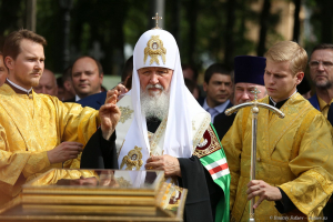 Святейший Патриарх Кирилл. Прощание с мощами Святителя Николая Чудотворца в Александро - Невской лавре. Ковчег с мощами.. Фотограф Дмитрий Фуфаев.