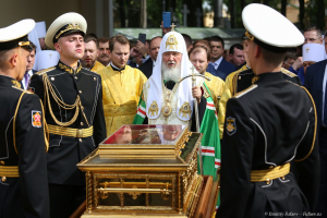 Святейший Патриарх Кирилл. Прощание с мощами Святителя Николая Чудотворца в Александро - Невской лавре. Ковчег с мощами.. Фотограф Дмитрий Фуфаев.