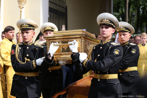 Святейший Патриарх Кирилл. Прощание с мощами Святителя Николая Чудотворца в Александро - Невской лавре. Ковчег с мощами.. Фотограф Дмитрий Фуфаев.