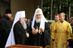 Святейший Патриарх Кирилл, митрополит Санкт-Петербургский и Ладожский Варсонофий. Прощание с мощами Святителя Николая Чудотворца в Александро - Невской лавре. Ковчег с мощами.. Фотограф Дмитрий Фуфаев.