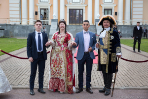 Фотосъемка выпускников с Императором Петром 1 и Императрицей Фотосъемка выпускников с Императором Петром 1 и Императрицей. Фотосъемка на Выпускном в Летнем дворце. 2017 год. Фотограф на выпускной Дмитрий Фуфаев.