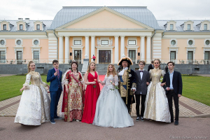 Групповой портрет на выпускном вечере. Фотосъемка выпускного в Летнем дворце 2017год. Фотограф на выпускной Дмитрий Фуфаев.
