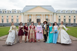 Групповой портрет на выпускном вечере. Фотосъемка выпускного в Летнем дворце 2017год. Фотограф на выпускной Дмитрий Фуфаев.