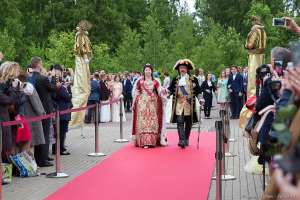 Выпускной Императорский бал 2017года в Летнем дворце. Петр 1 и Екатерина на красной дорожке. Фотограф на выпускной Дмитрий Фуфаев.