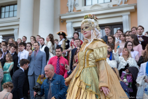 На лестнице.  Фотосъемка выпускного в Летнем дворце.  Фотограф Дмитрий Фуфаев.