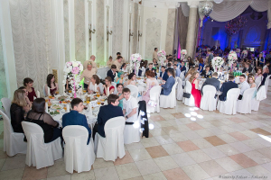 Выпускники за праздничным столом. Императорский бал выпускников в Летнем Дворце 2017г. Фотограф на выпускной Дмитрий Фуфаев.