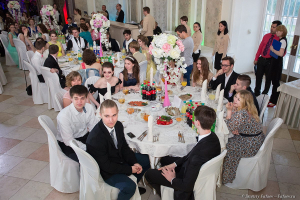 Выпускной в Летнем Дворце 2017. Выпускники за праздничным столом. Фотограф на выпускной Дмитрий Фуфаев.