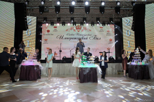 Наполнение бокалов на выпускном в Летнем дворце 2017. Фотограф на выпускной Дмитрий Фуфаев.