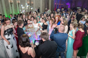 Выпусники на выпускном в Летнем дворце 2017. Фотограф на выпускной Дмитрий Фуфаев.