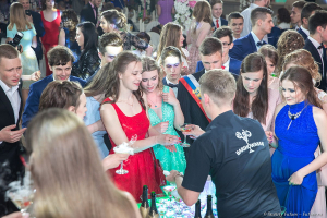 Выпусники на выпускном в Летнем дворце 2017. Фотограф на выпускной Дмитрий Фуфаев.