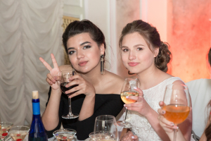 Выпускницы за праздничным столом. Выпускной 2017. Фотограф на выпускной Дмитрий Фуфаев.