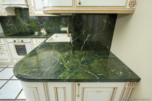 Кухонная столешница и фартук из натурального зеленого мрамора. Фотограф Дмитрий Фуфаев.