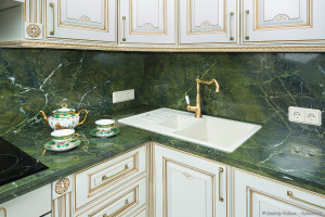 Зеленая мраморная столешница и фартук. Фотограф Дмитрий Фуфаев.