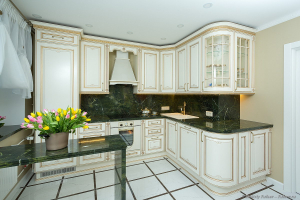 Фотосъемка светлой кухни. Зеленая мраморная столешница и фартук в интерьере кухни. Фотограф Дмитрий Фуфаев.