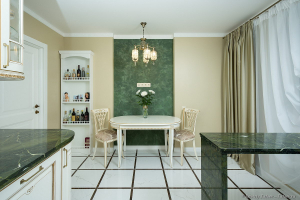 Кухня с использованием натурального зеленого мрамора. Обеденная зона. Фотограф Дмитрий Фуфаев.