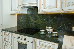 Кухня с использованием натурального зеленого мрамора. Фотограф Дмитрий Фуфаев.