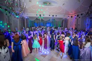 Танцы на выпускном. Выпускной в Летнем Дворце. Фотограф на выпускной Дмитрий Фуфаев.