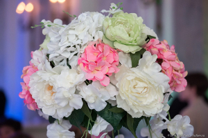 Букет цветов на выпускном. Выпускной в Летнем Дворце. Фотограф на выпускной Дмитрий Фуфаев.