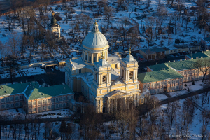 Свято-Троицкая Александро-Невская Лавра с высоты птичьего полета. Троицкий собор - главный собор Александро- Невской лавры с уникального ракурса над землей. Фотосъемка с вертолета. Санкт-Петербург с птичьего полета. Достопримечательности города на Неве с необычных ракурсов. Аэрофотосъемка.  Фотограф Дмитрий Фуфаев.