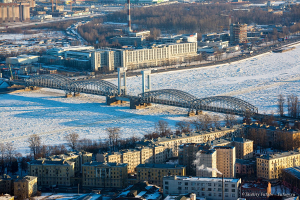 Большеохтинский мост Петра Великого через Неву с высоты птичьего полета. Фотосъемка с вертолета. Санкт-Петербург с птичьего полета. Достопримечательности города на Неве с необычных ракурсов. Аэрофотосъемка.  Фотограф Дмитрий Фуфаев.