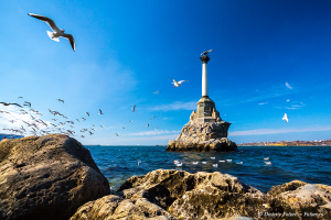 Севастополь. Памятник затопленным кораблям был сооружен в 1905 году в честь 50 годовщины Первой обороны Севастополя, во время которой были затоплены русский парусные корабли чтобы защитить город.  Памятник затонувшим кораблям в Севастополе имеет общую высоту 16,7 метров. Фотограф Дмитрий Фуфаев.