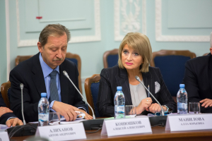 Алла Юрьевна Манилова и Алексей Алексеевич Конюшков на заседании Совета. Фотограф на деловое мероприятие Дмитрий Фуфаев.