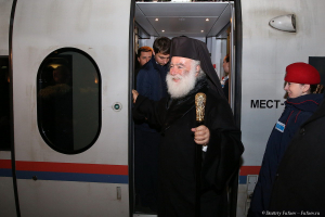 Патриарх Александрийский и всей Африки Феодор II выходит из вагона Сапсана. Фотограф Дмитрий Фуфаев.