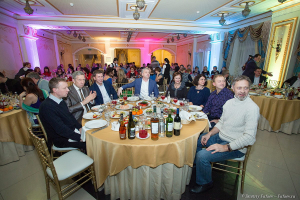 За столом  -   новогодний корпоративный праздник. Фотограф на праздник Дмитрий Фуфаев.