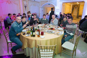 Коллектив за праздничным столом. Новогодний корпоратив.  Фотограф на праздник Дмитрий Фуфаев.