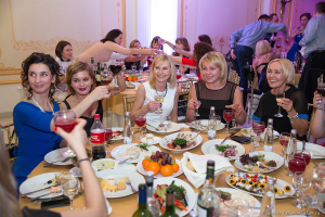 За праздничным столом. Фотосъемка новогоднего корпоратива. Фотограф  Дмитрий Фуфаев.