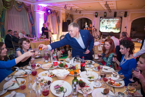 Праздничное застолье. Новогодний корпоратив. Фотограф на праздник Дмитрий Фуфаев.