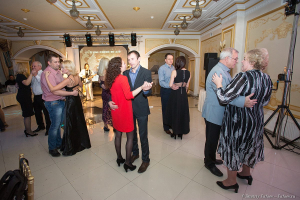 Танцы.  Новогодний корпоратив. Фотограф на праздник Дмитрий Фуфаев.