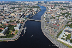 Нева с высоты птичьего полета. Крейсер Аврора, Нахимовское училище. Достопримечательности города на Неве. Аэрофотосъемка. Фотограф Дмитрий Фуфаев.