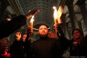 Встреча Благодатного огня в Пасхальную ночь 2018 года. Казанский собор. Фотограф Дмитрий Фуфаев.