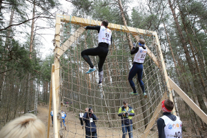Прохождение препятствий участниками Гонки ГТО «Путь Победы». Фотограф Дмитрий Фуфаев.