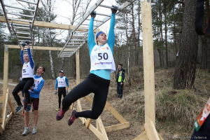 Участники Гонки ГТО «Путь Победы». Прохождение препятствий.  Фотограф Дмитрий Фуфаев.