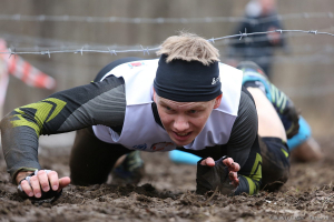 Под колючей проволокой. Участники Гонки ГТО «Путь Победы». Прохождение препятствий.  Фотограф Дмитрий Фуфаев.