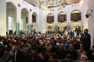 Молящиеся в Соборной мечети. Санкт-Петербург в день праздника Ураза-Байрам. Фотограф Дмитрий Фуфаев.