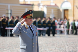 Поздравить выпускников приехал заместитель министра обороны РФ Герой России генерал армии Дмитрий Булгаков. Фотограф на выпускной Дмитрий Фуфаев. Поздравить выпускников приехал заместитель министра обороны РФ Герой России генерал армии Дмитрий Булгаков. Фотограф на выпускной Дмитрий Фуфаев.
