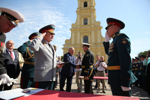 Поздравление выпускников заместителя министра обороны РФ Героя России генерала армии Дмитрия Булгакова. Фотограф на выпускной Дмитрий Фуфаев.