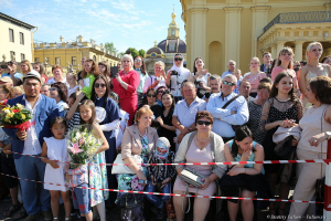 Выпускной  на Соборной площади Петропавловской крепости в Санкт-Петербурге. Фотограф Дмитрий Фуфаев.