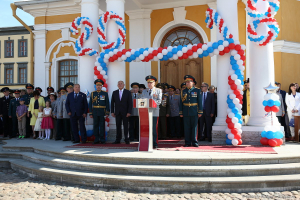 Поздравление выпускников заместителя министра обороны РФ Героя России генерала армии Дмитрия Булгакова. Фотограф на выпускной Дмитрий Фуфаев.